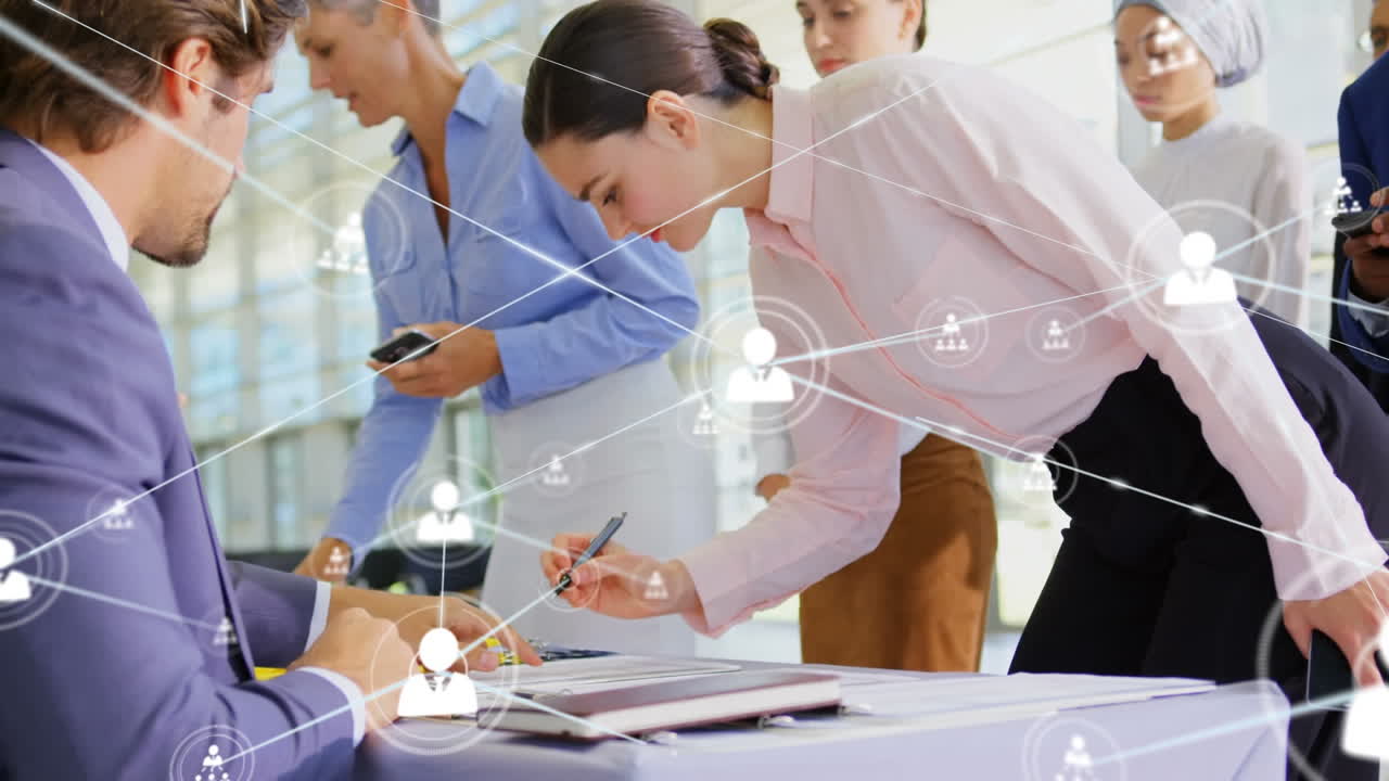 사무실에서 다양한 사업가들과의 아이콘과의 연결 네트워크의 애니메이션