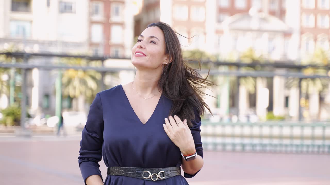 mujer sonriente en un entorno de la ciudad