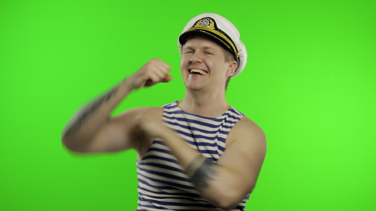 el joven marinero baila y celebra. el marinero en chaleco de marinero. clave de croma