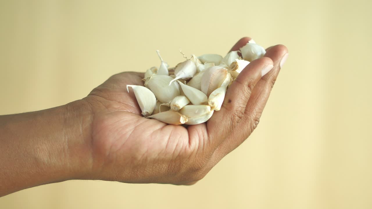 un puñado de dientes de ajo