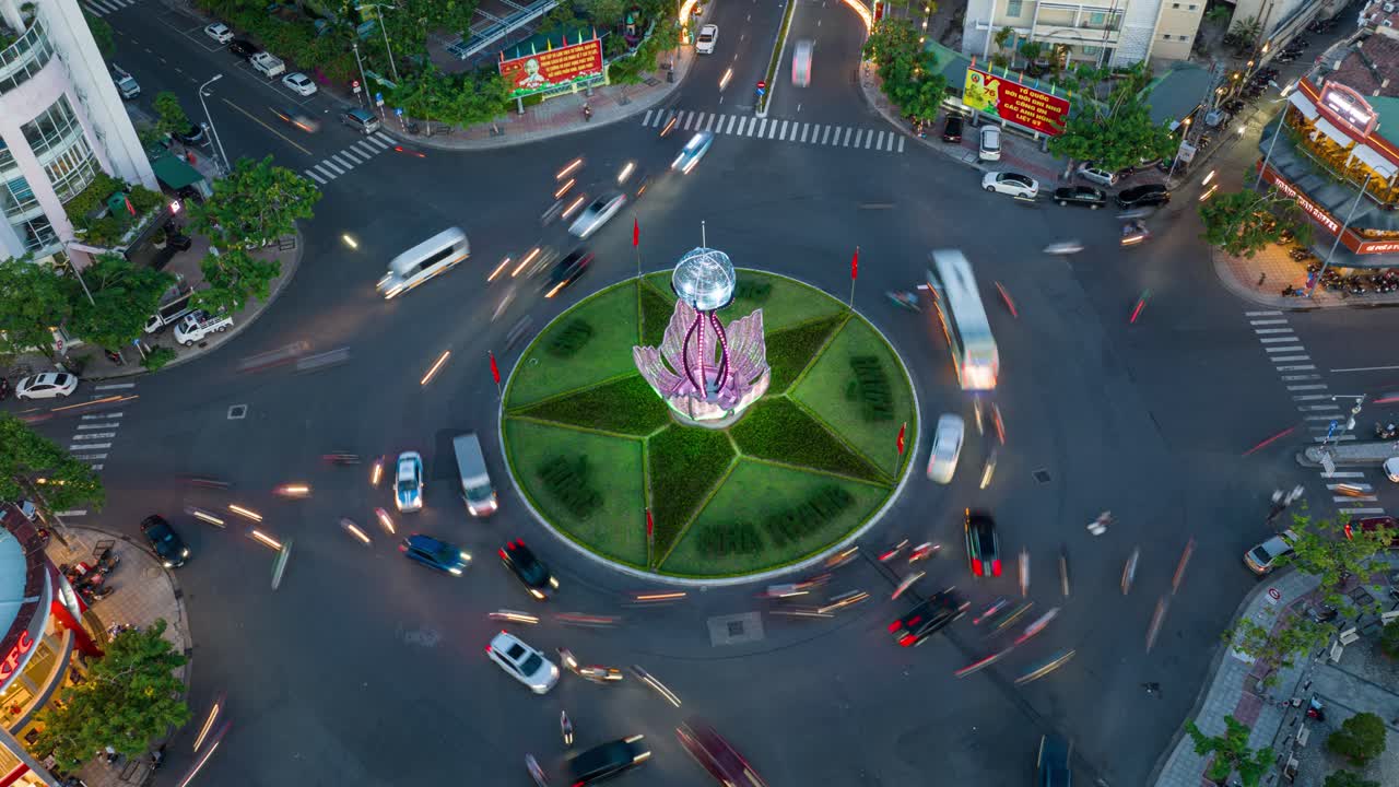 visión de drones del tiempo del tráfico moviéndose alrededor de un círculo de tráfico de la ciudad de nga sau - nha trang, provincia de khanh hoa, vietnam central