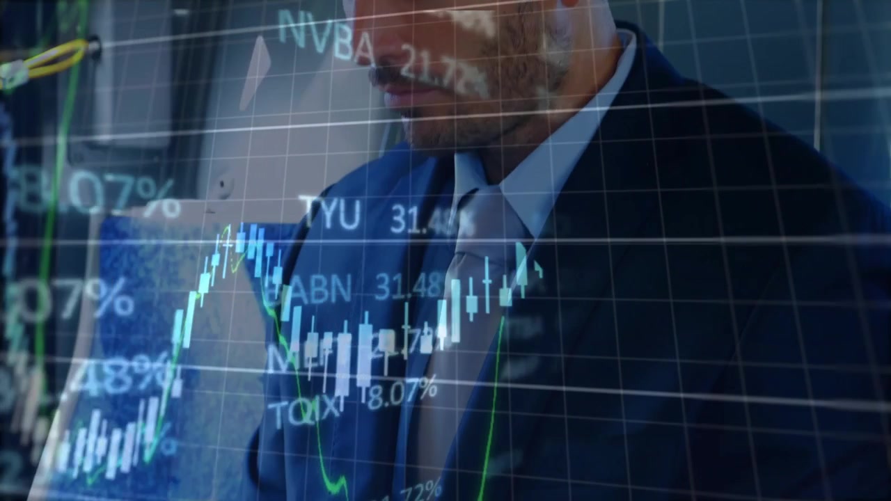 Professionista che scorre il tablet con grafici azionari in sovrapposizione che mostrano una tendenza in crescita.