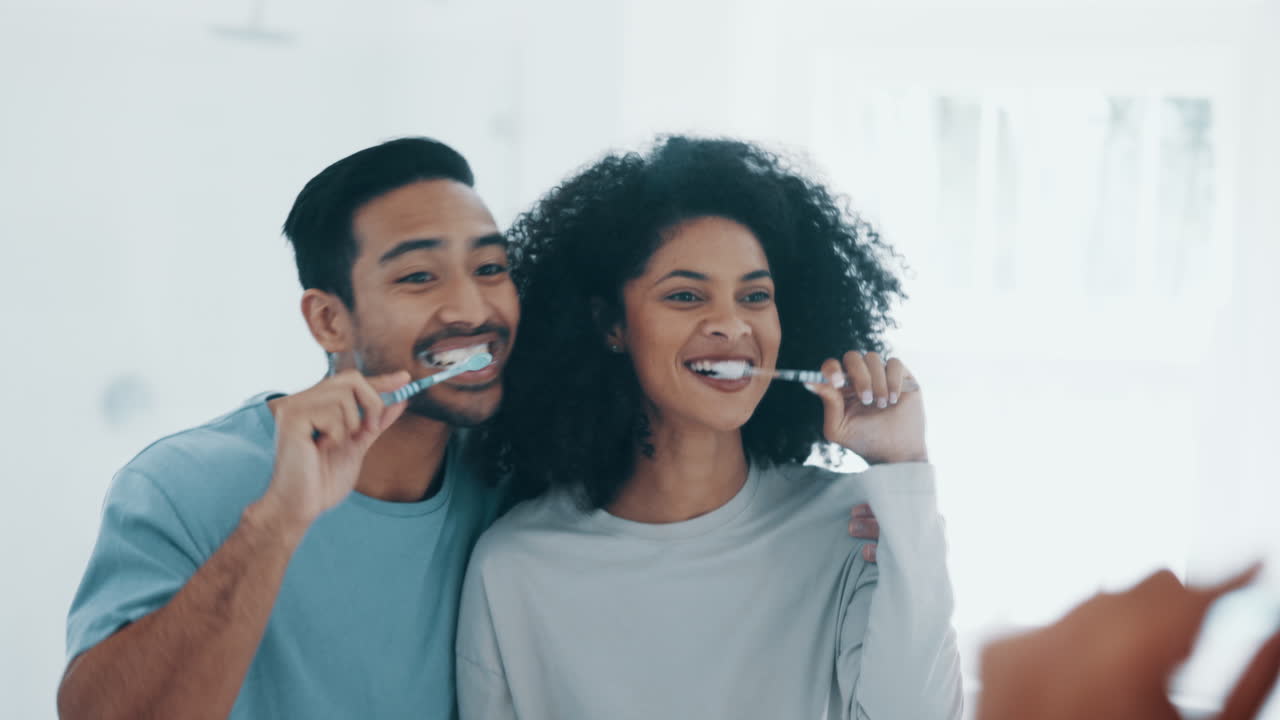 Coppia felice, che si lava i denti