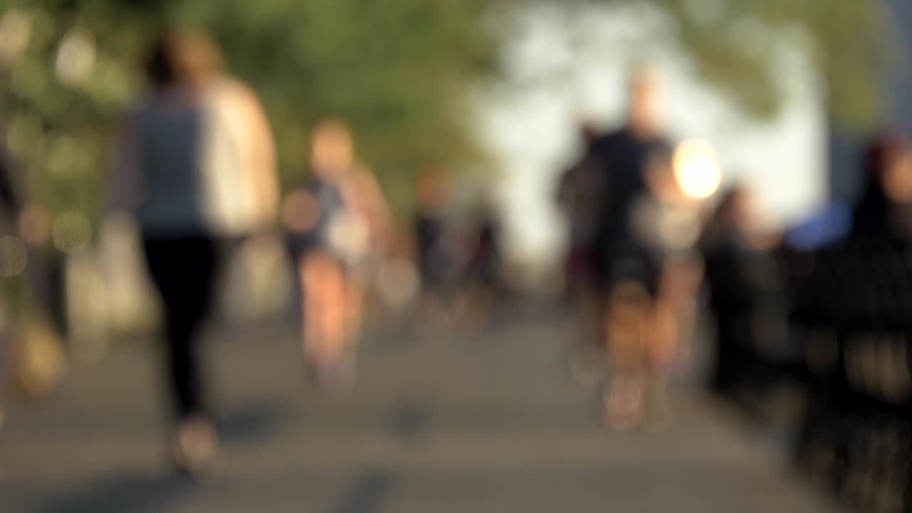 초점이 맞지 않는 뉴욕의 바쁜 보도