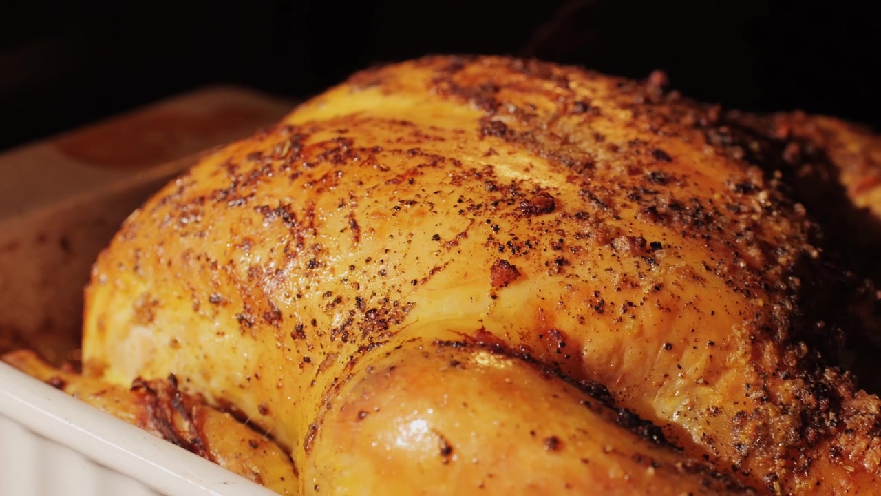 Delizioso pollo arrosto dorato appena sfornato
