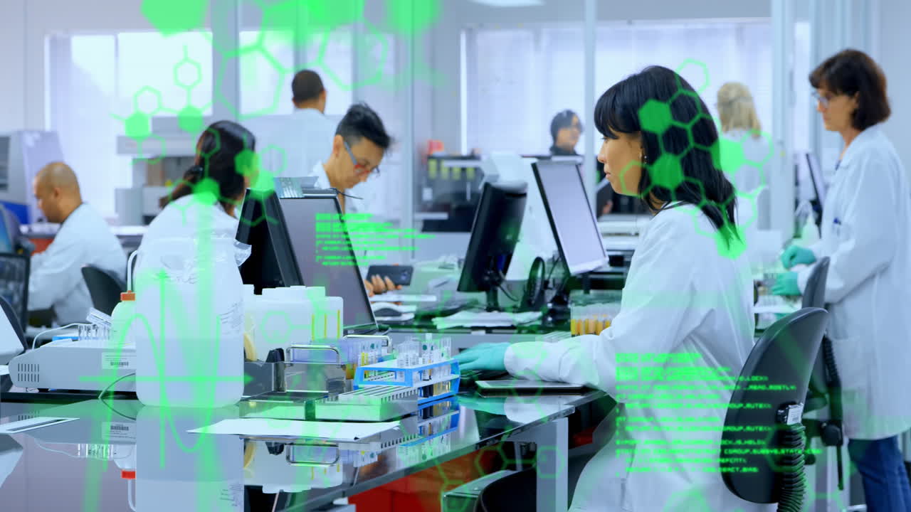 실험실에서 컴퓨터를 사용하는 두 인종의 고위 여성 과학자에 대한 데이터 처리의 애니메이션