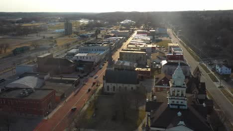 Skyline-Von-Downtown-Ionia,-Michigan,-Mit-Drohnenvideo,-Das-Sich-Vorwärts-Bewegt