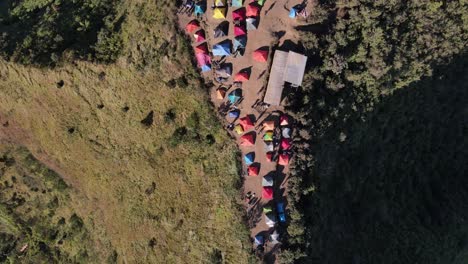 vista aerea della cima della montagna andong che mostra i campeggiatori