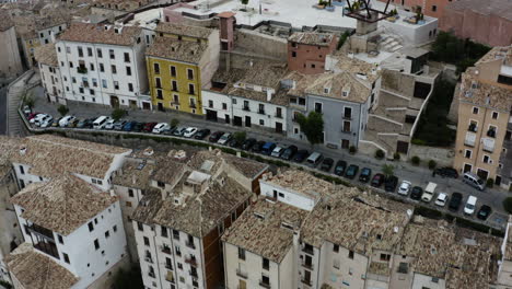 Coches-Aparcados-Fuera-De-Los-Edificios-De-Apartamentos-Junto-Al-Acantilado-Cerca-De-La-Torre-Mangana-En-Cuenca,-España