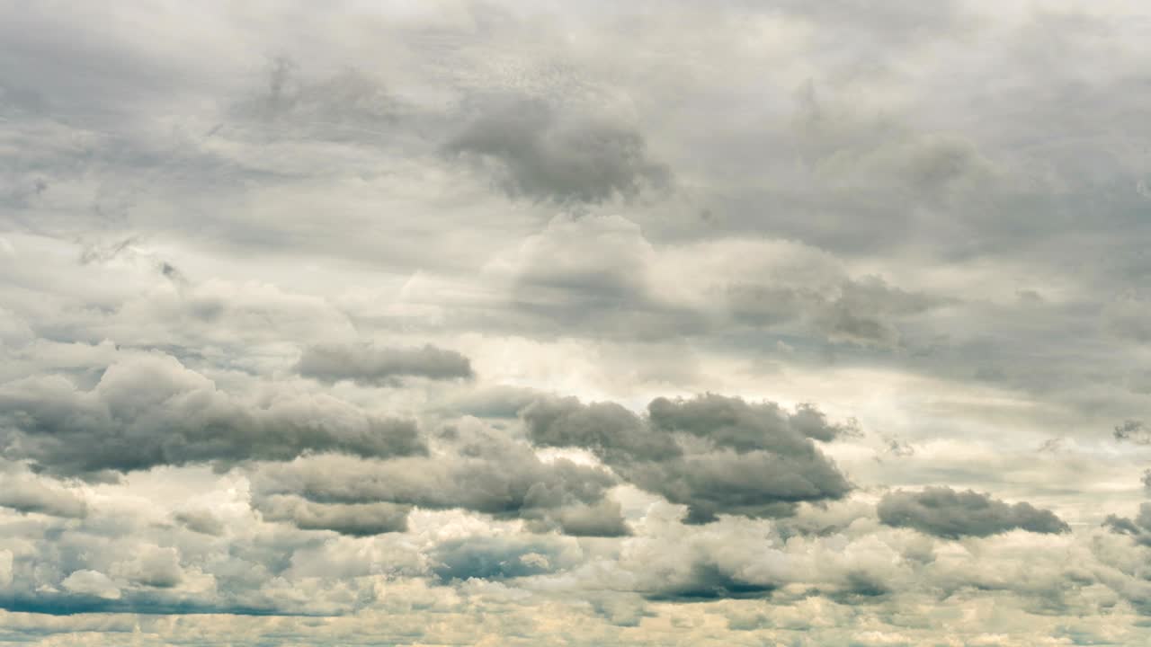 cielo nublado bajo, nubes hinchadas, lapso de tiempo, bucle de video