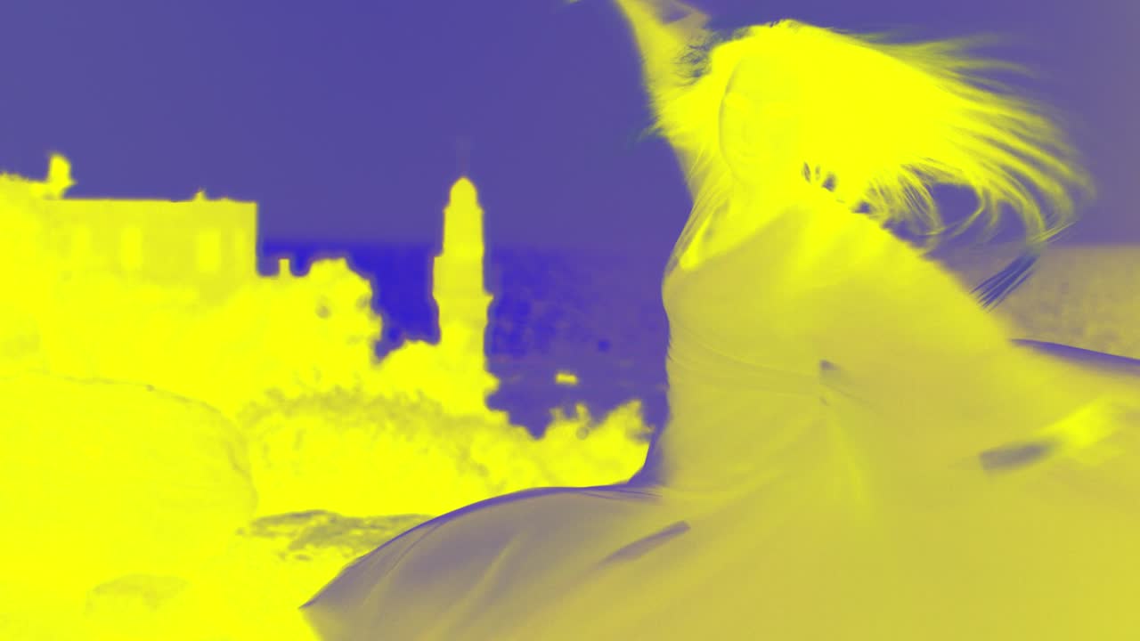 sufi girando con un vestido hinchado morado y amarillo