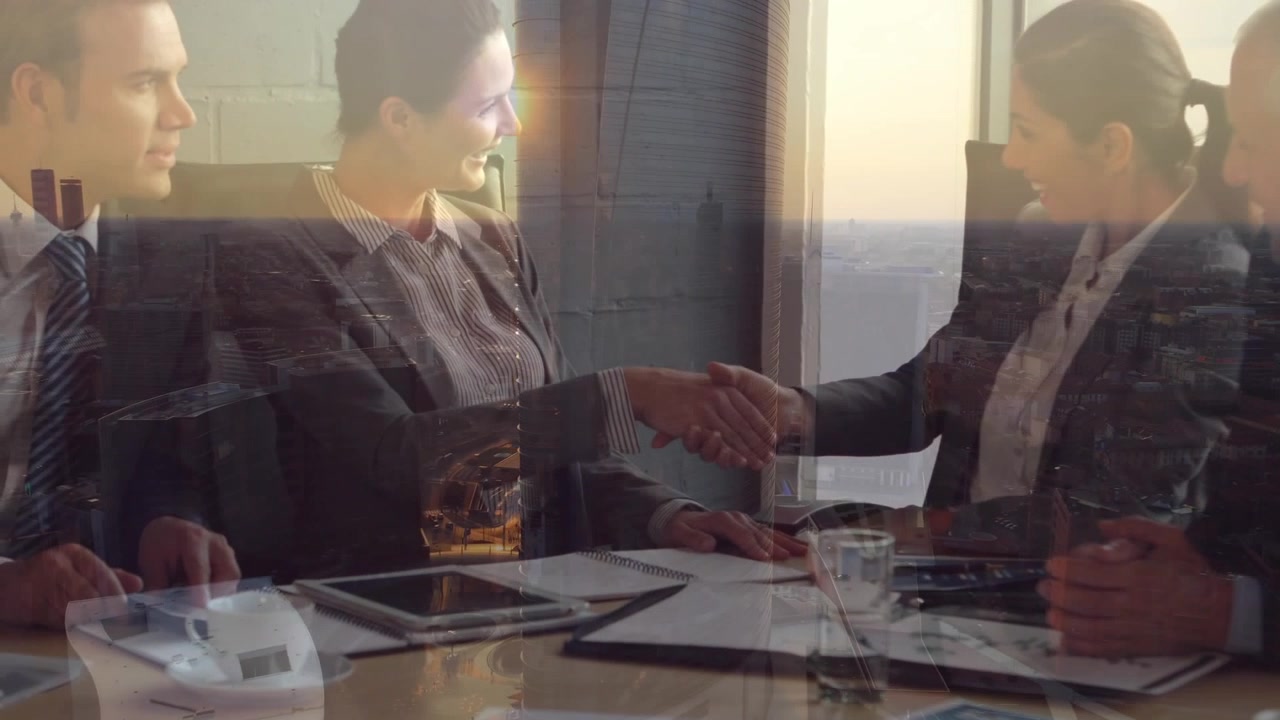 Animación de empresarios caucásicos sonriendo sobre un paisaje urbano