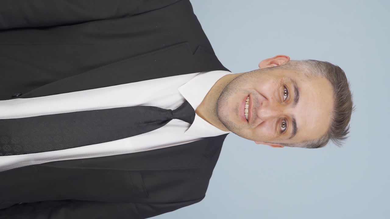 video vertical de un hombre de negocios dando una afirmación positiva mirando a la cámara.