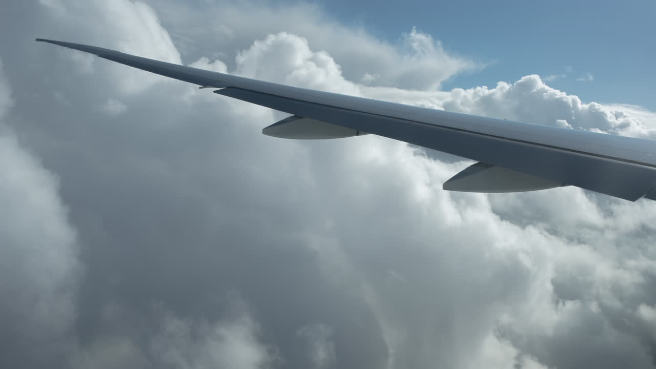 비행기 창문에서 보이는 하늘