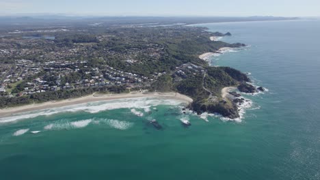 panoramablick auf das azurblaue wasser des pazifiks und den leuchtturmstrand in port macquarie, nsw, australien - drohnenaufnahme