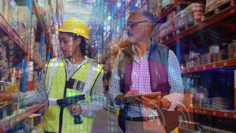 animación del procesamiento de datos sobre una trabajadora y un supervisor masculino que comprueban el stock en el almacén