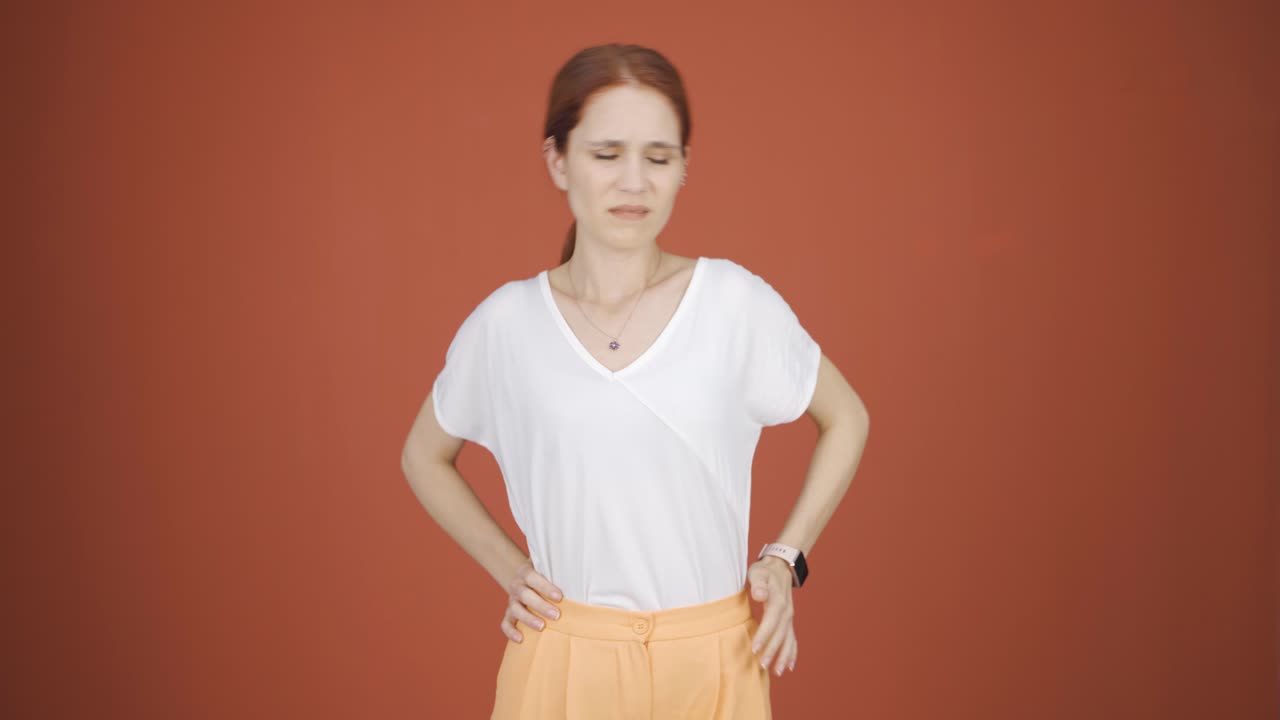 허리 통증이 있는 여성.