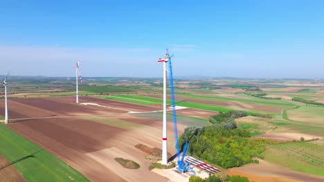 Turbina-Eólica-En-Construcción-En-Paisaje-Agrícola---Disparo-Aéreo-De-Drones