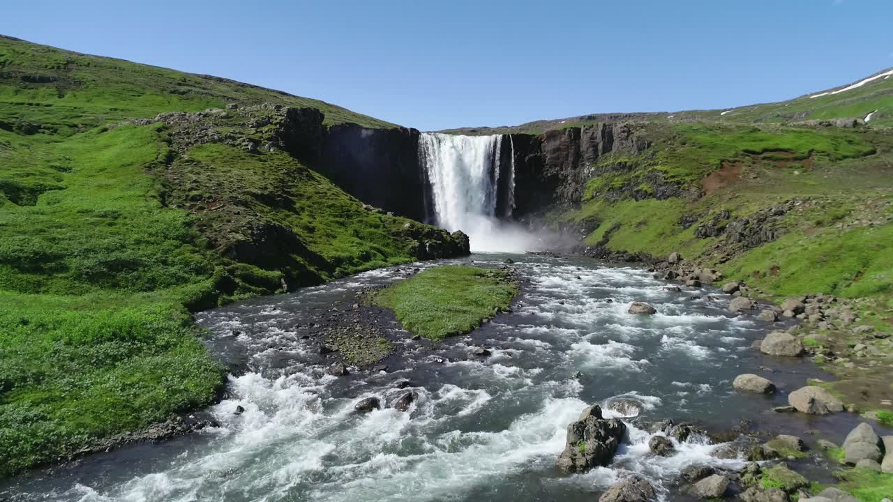 antena de una cascada genérica en islandia cayendo sobre acantilados escarpados 1
