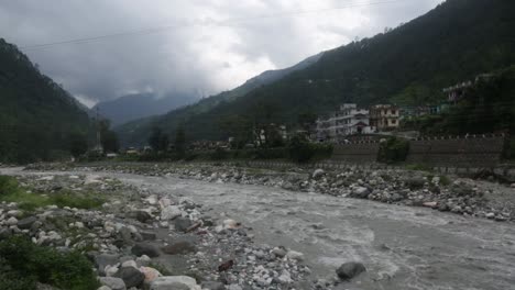 himalaya río montañoso ganges que fluye a través de los pueblos del himalaya - ciudades en uttarakhand, india