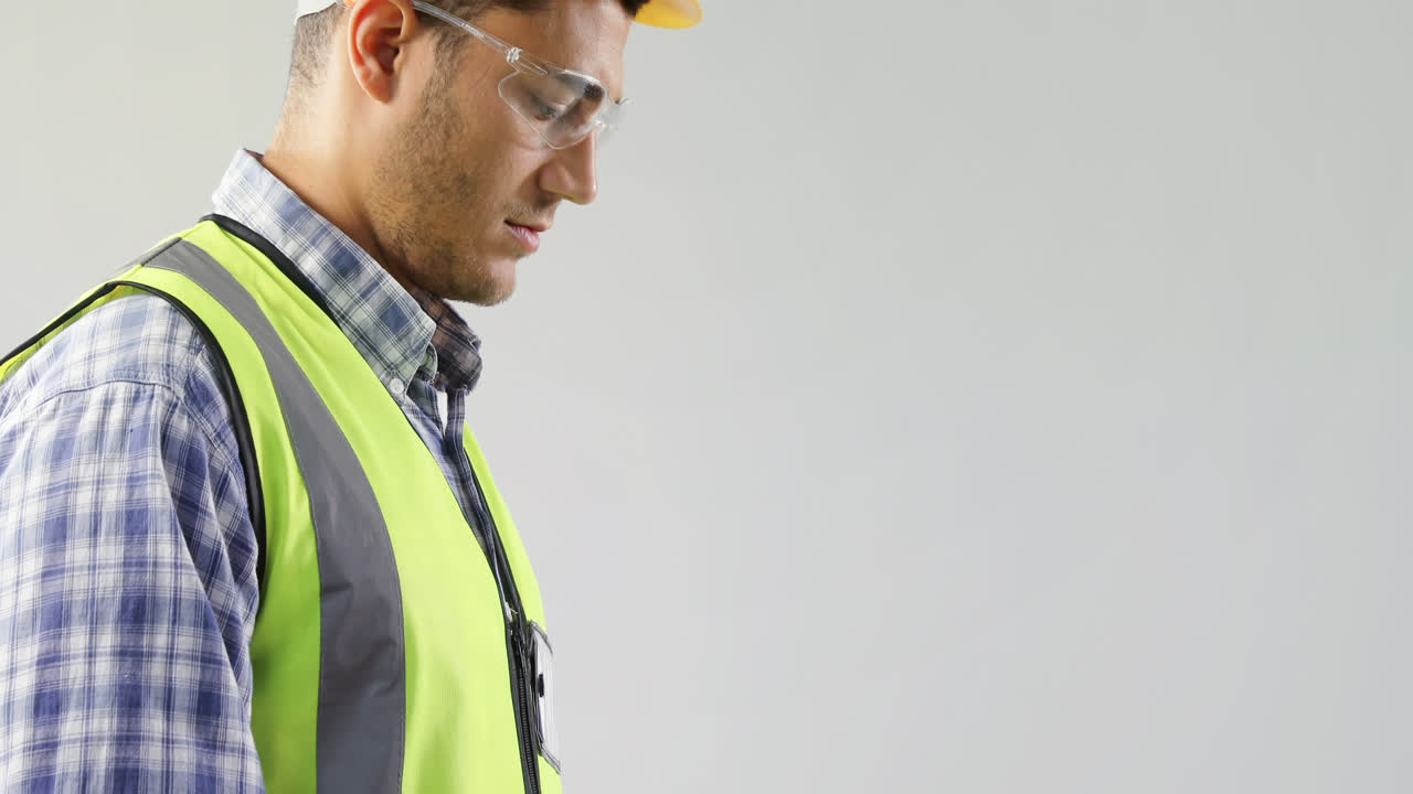 arquitecto sonriente usando una tableta digital 4k 4k