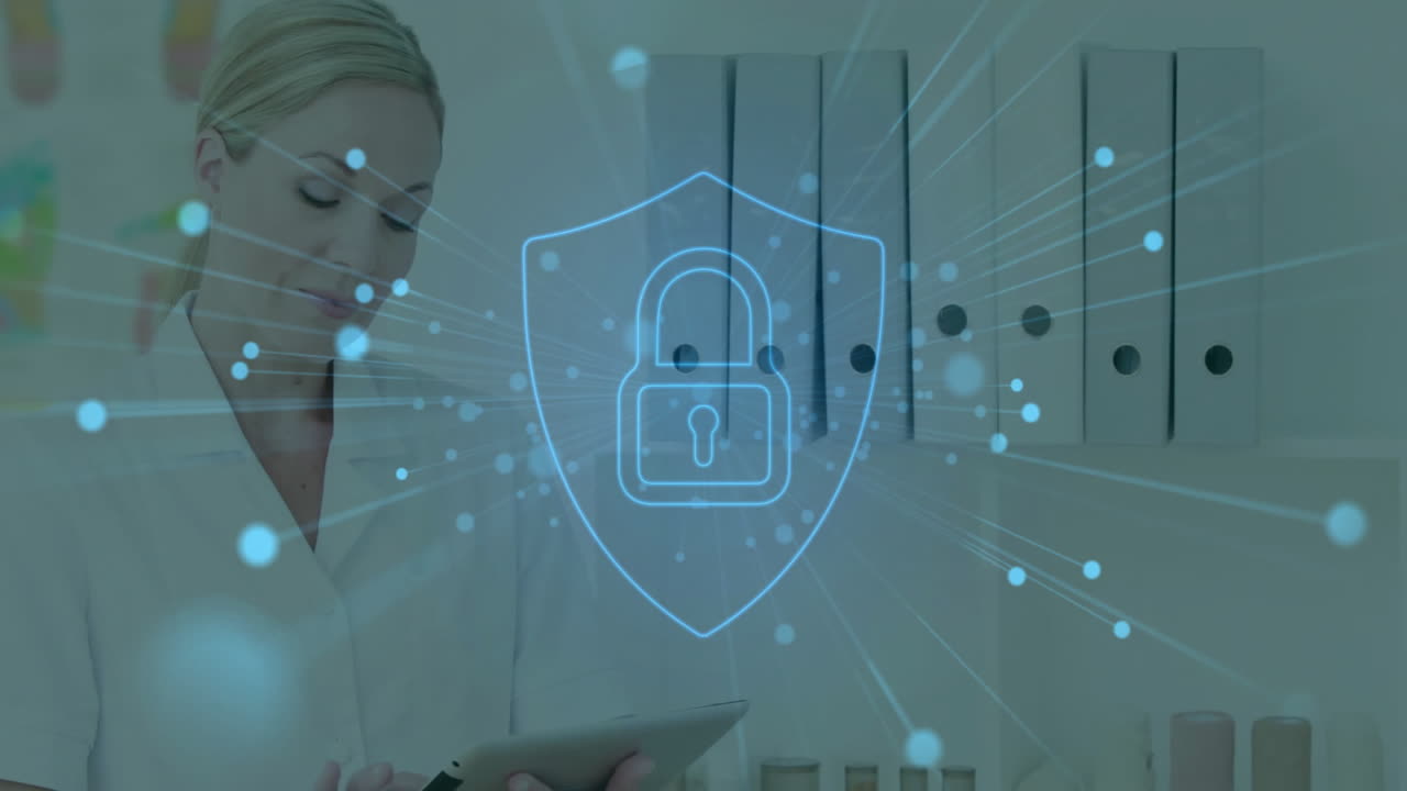 animación de seguridad de bloqueo y escudo sobre mujer usando tableta en la oficina