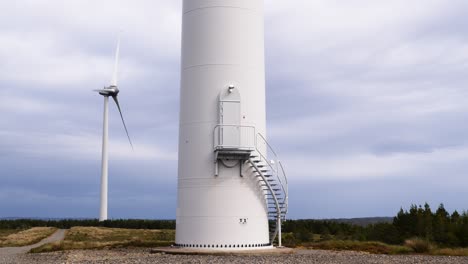 tomada de la base de una turbina eólica en un parque eólico