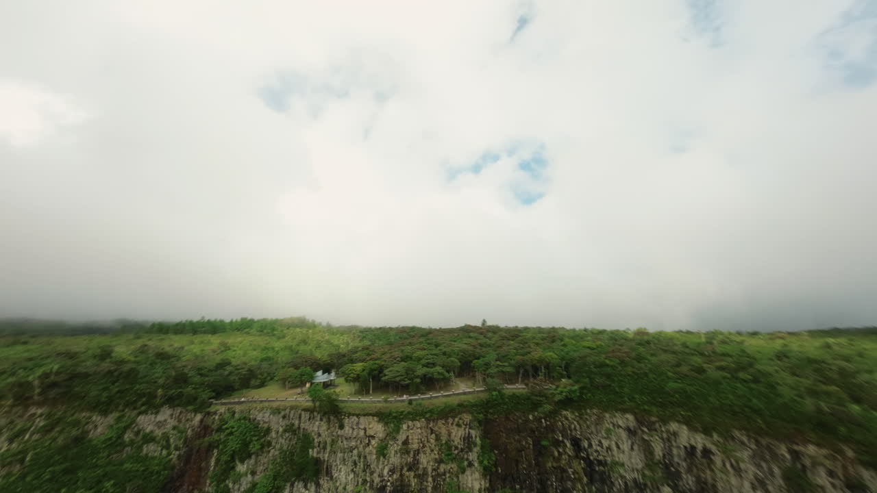 모리셔스의 블랙 리버 골지스 국립 공원 전망대 위를 날아다니는 드론 항공사