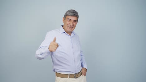 un anciano haciendo un gesto positivo a la cámara.