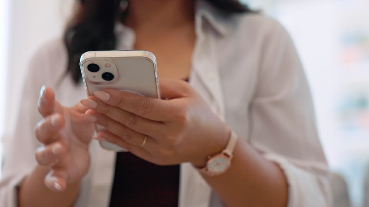 teléfono inteligente en manos de una mujer