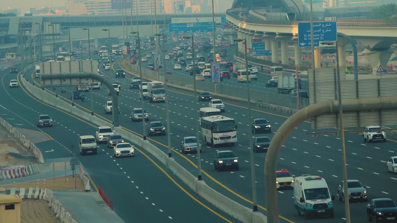 저녁 시간 에 아랍 에미리트 에 있는 두바이 마리나 의 셰이크 자이드 로드 고속도로 에서 이동 하는 교통