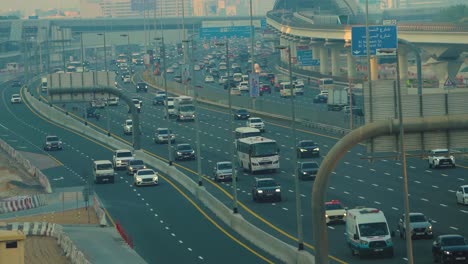 Tráfico-En-Movimiento-En-La-Carretera-Sheikh-Zayed-Road-De-Dubai-Marina-En-Los-Emiratos-Árabes-Unidos-Durante-La-Noche