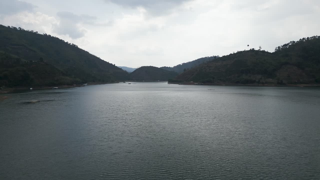 평온한 산 호수 풍경