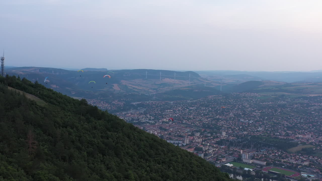 밀라우 위의 패러글라이딩 어드벤처 스포츠와 배경의 에이비론의 다리