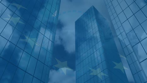 Animation-Des-Schwenkens-Der-EU-Flagge-über-Einem-Niedrigen-Blickwinkel-Auf-Hohe-Gebäude-Vor-Wolken-Am-Himmel
