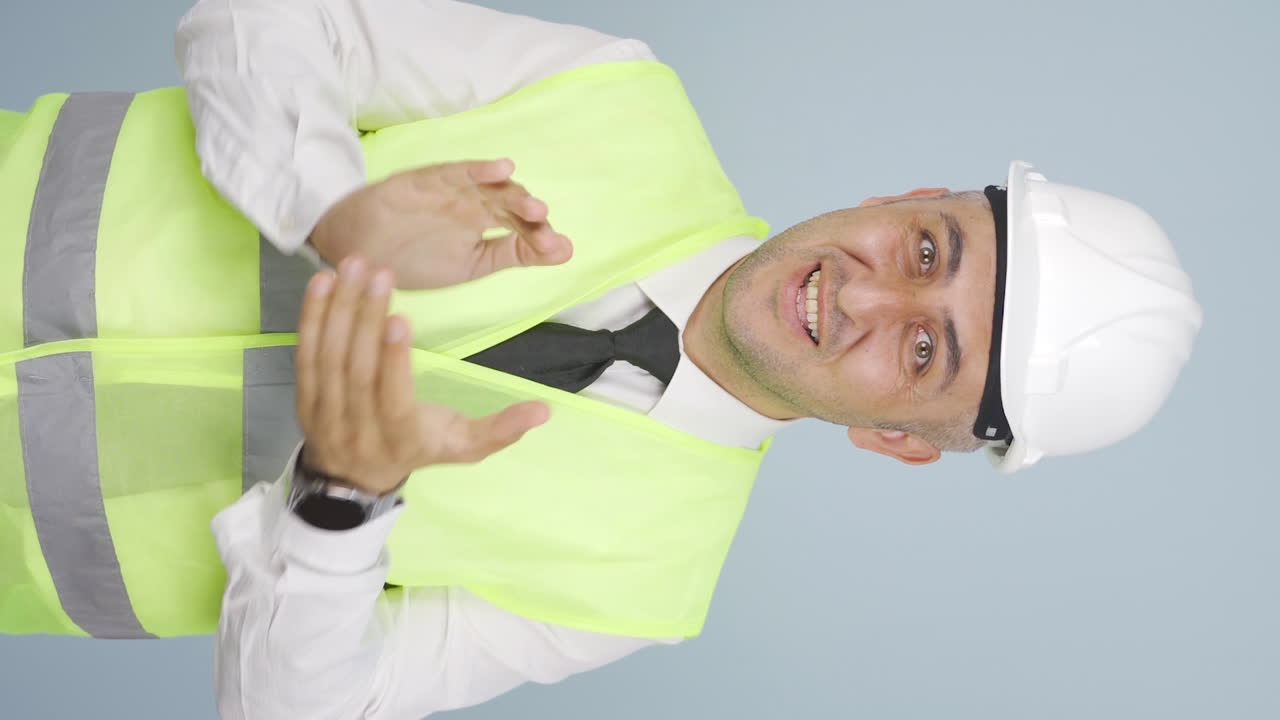 vídeo vertical del ingeniero aplaudiendo con entusiasmo.