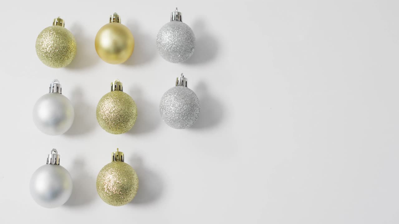 Video di palline di Natale e spazio per il testo su sfondo bianco