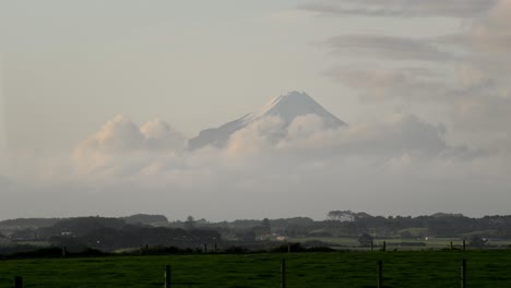 Mount-Taranaki-Gipfel-Sichtbar-Nach-Einem-Regensturm-Mit-Ländlichem-Ackerland-Im-Vordergrund