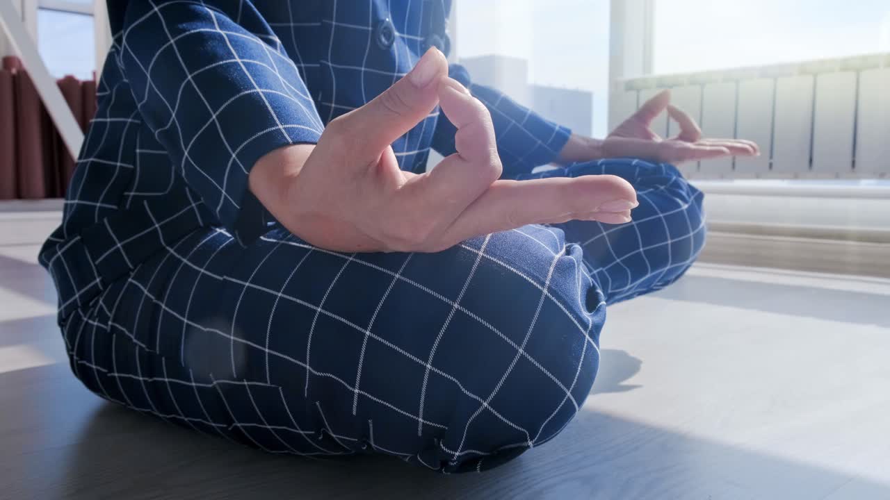 사무실 에서 명상 하는 사업가