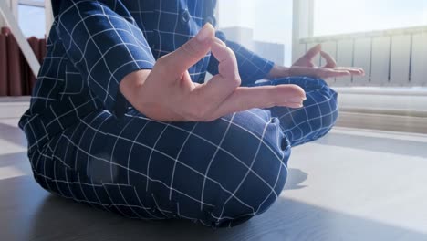 mujer de negocios meditando en la oficina