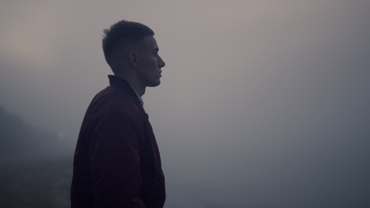 un tipo molesto caminando por la playa al amanecer. un hombre agotado gritando al aire libre.