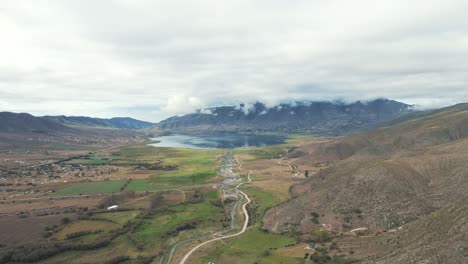 Weite-Luftaufnahme-Des-Stausees-Dique-La-Angostura,-Tucumán,-Tafí-Del-Valle,-Argentinien