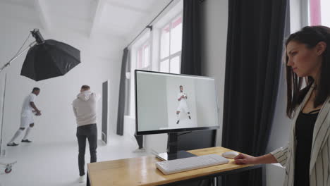 Backstage-Einer-Professionellen-Fotosession-Eines-Fußballspielers-Für-Zeitschriften-Und-Werbung