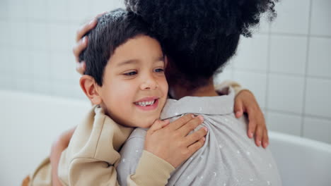 feliz, amor y madre abrazando a su hijo