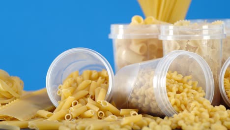 variedad de diferentes tipos de pasta seca en la mesa gira lentamente.