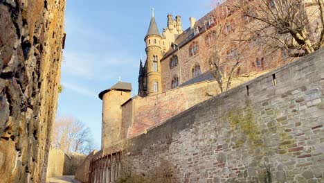 Eingangsweg-Zum-Schloss-Wernigerode-Auf-Dem-Harzberg-Während-Der-Goldenen-Stunde