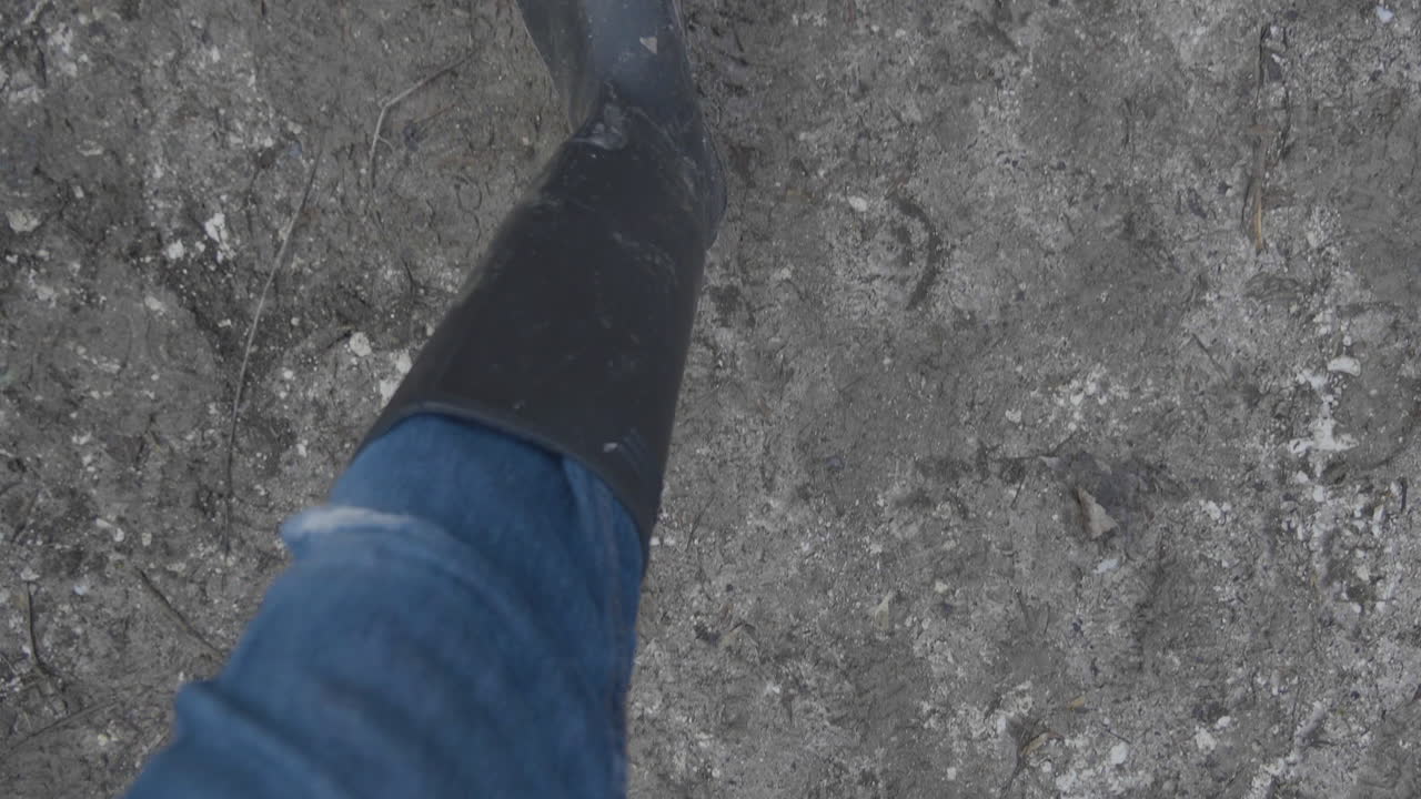 botas embarradas corriendo por un camino embarrado