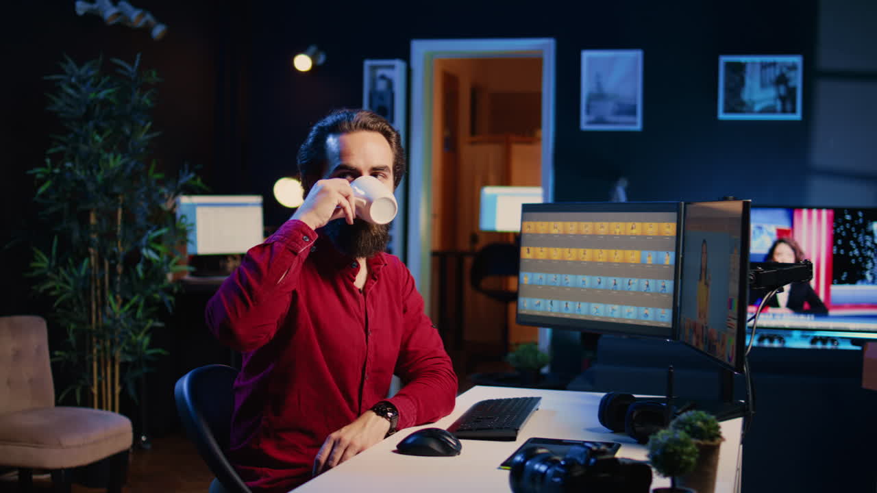 그래픽 디자인 회사에서 일하는 웃는 콘텐츠 전문가의 초상화