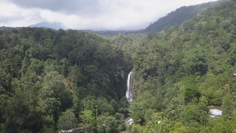 Nordbali-Dichtes-Dschungeltal-Flug-Zum-Dramatischen-Hohen-Wasserfall