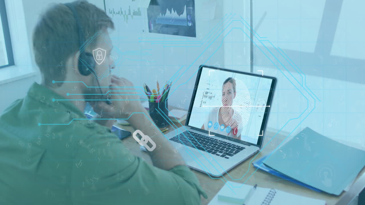 animación de iconos en línea sobre hombre caucásico usando auriculares de teléfono y computadora portátil